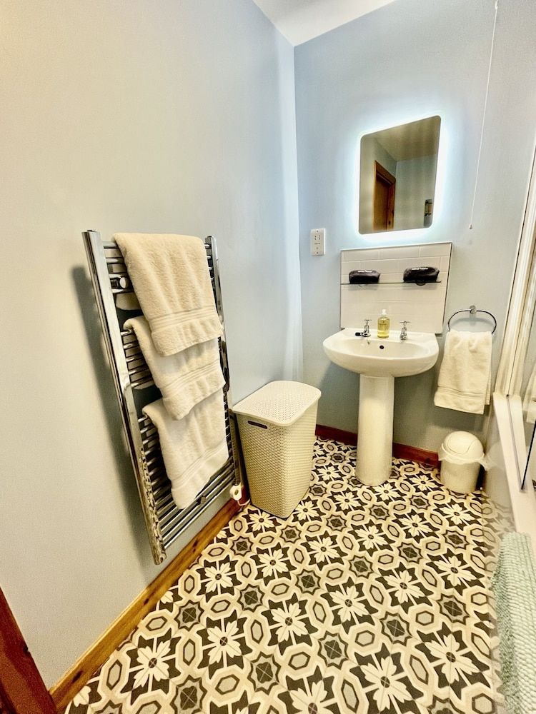 La Scala Inverness City Apartment City Apartment, Private Bathroom 15