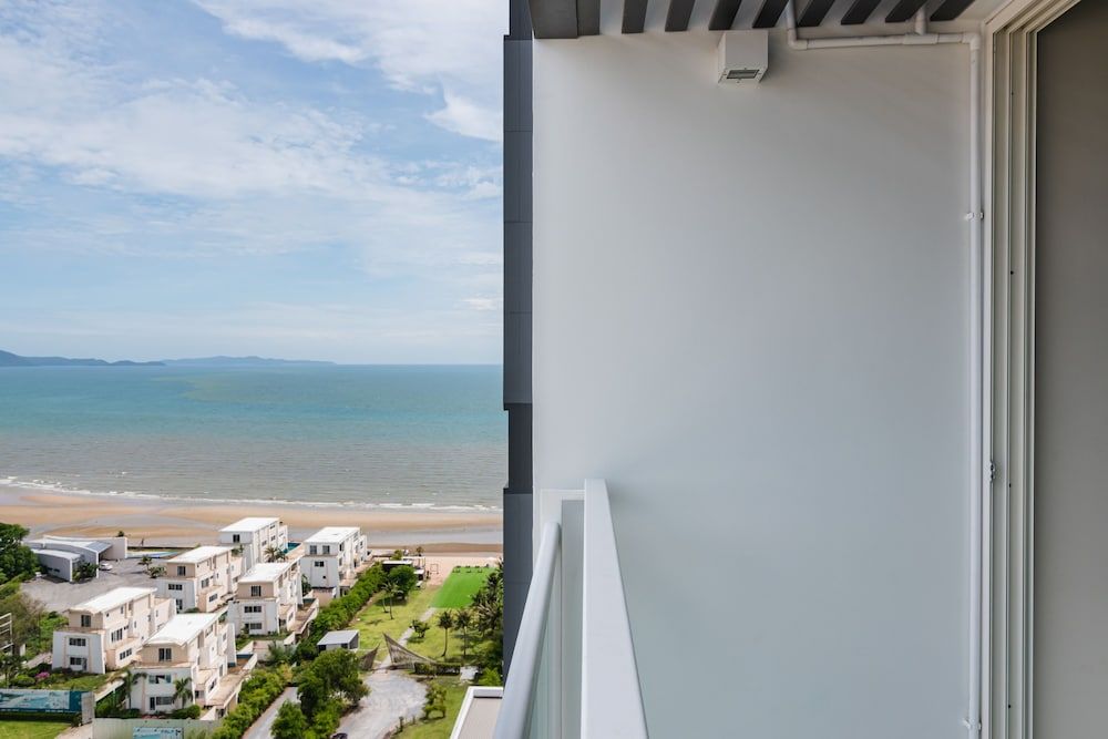 Deluxe Apartment, 1 King Bed, Partial Sea View