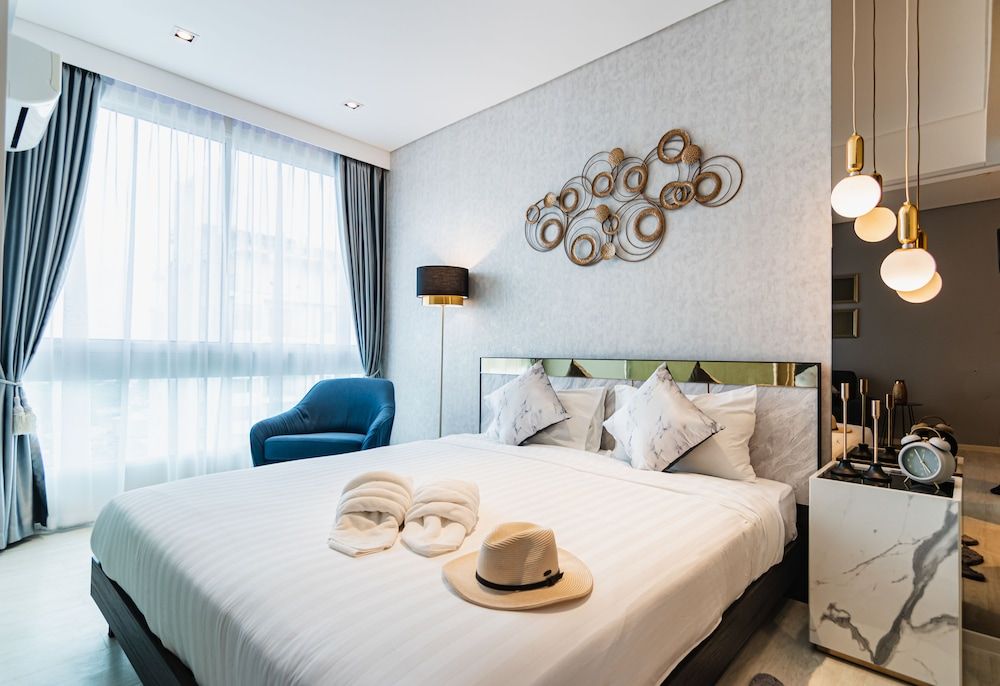 Luxury Apartment, 1 King Bed with Sofa bed, Partial Ocean View