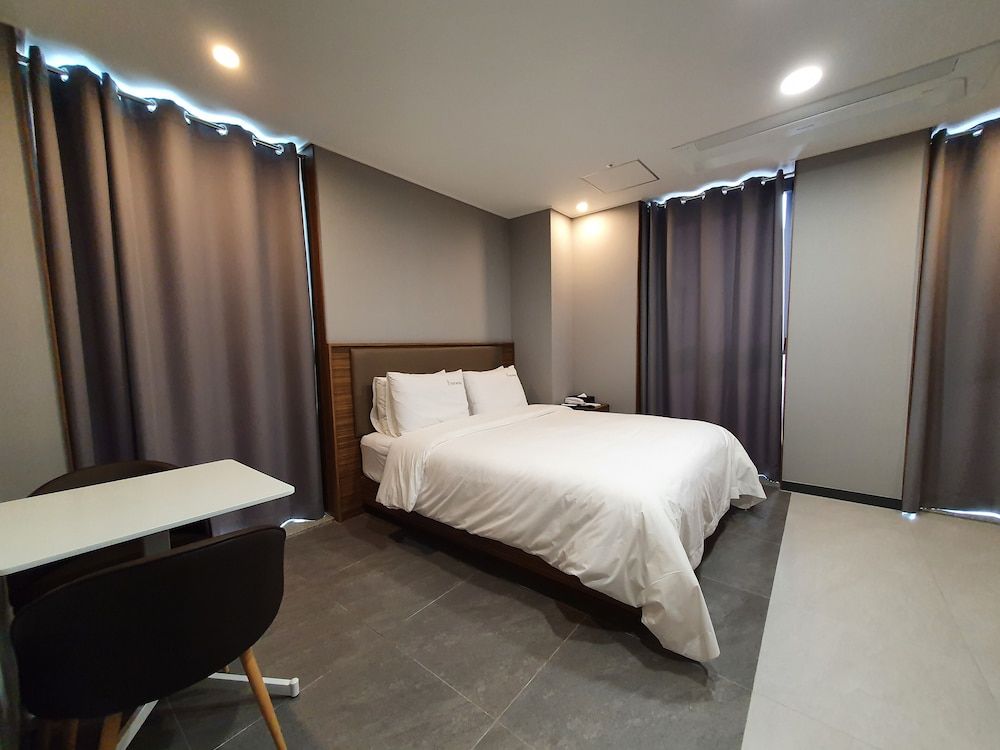 The Muse Hotel & Residence Deluxe Double Room 2