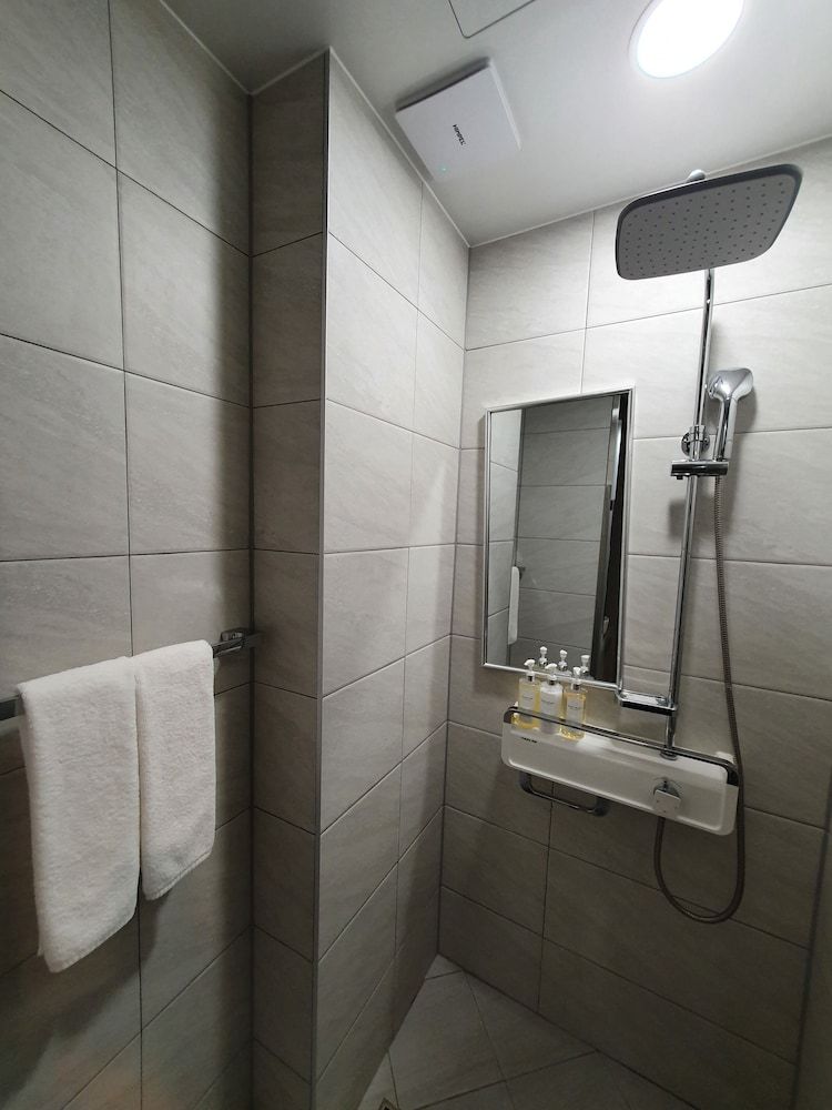 The Muse Hotel & Residence Deluxe Double Room 4