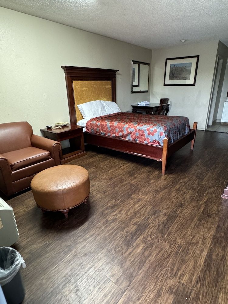 Great Western Inn & Suites Standard Single Room, 1 Bedroom 2