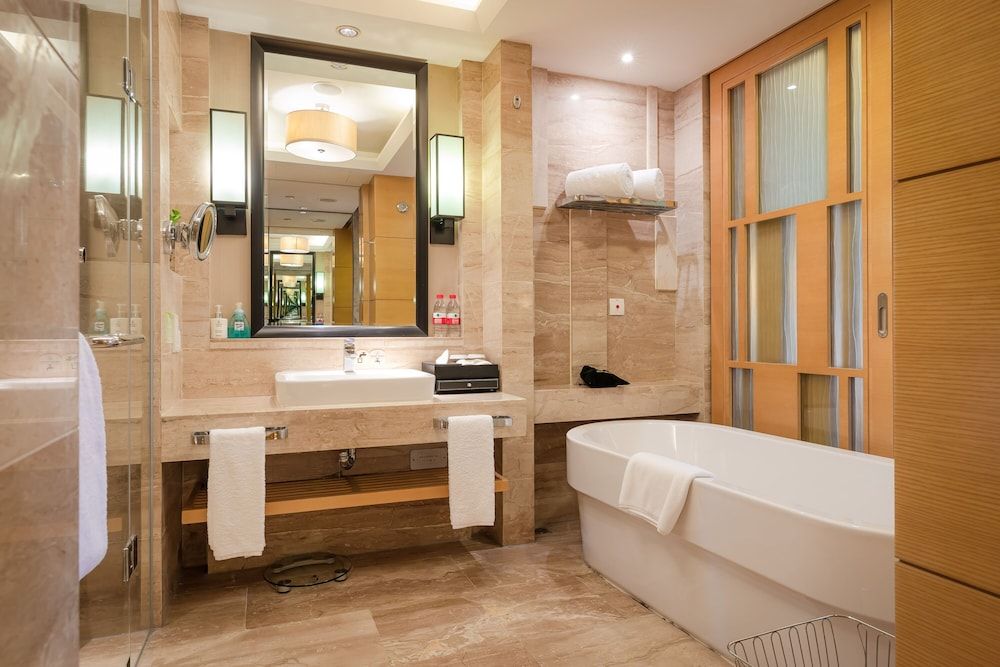 Yourworld International Conference Center Deluxe Room with Lake View 4