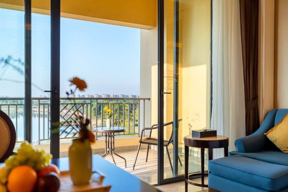 Yourworld International Conference Center Deluxe Room with Lake View 2