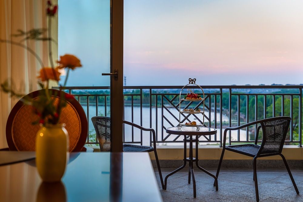 Yourworld International Conference Center Deluxe Room with Lake View 3