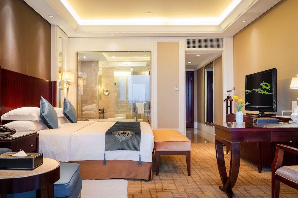 Yourworld International Conference Center Deluxe Room with Lake View 6