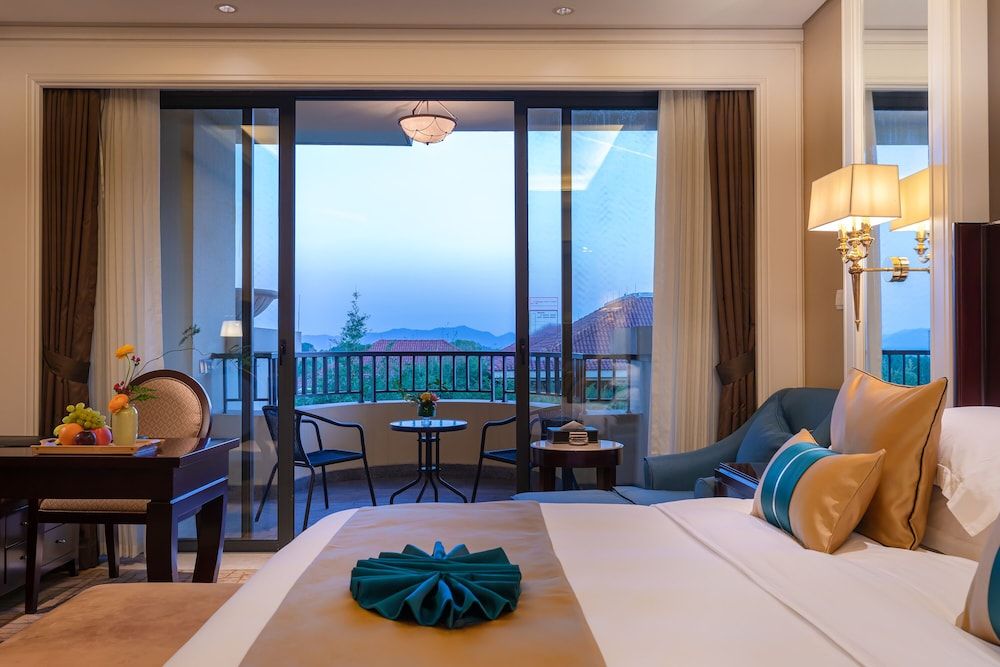 Yourworld International Conference Center Deluxe Room with Lake View 9