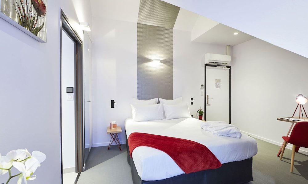 Le Manoir de Kerbot Comfort Double or Twin Room 5
