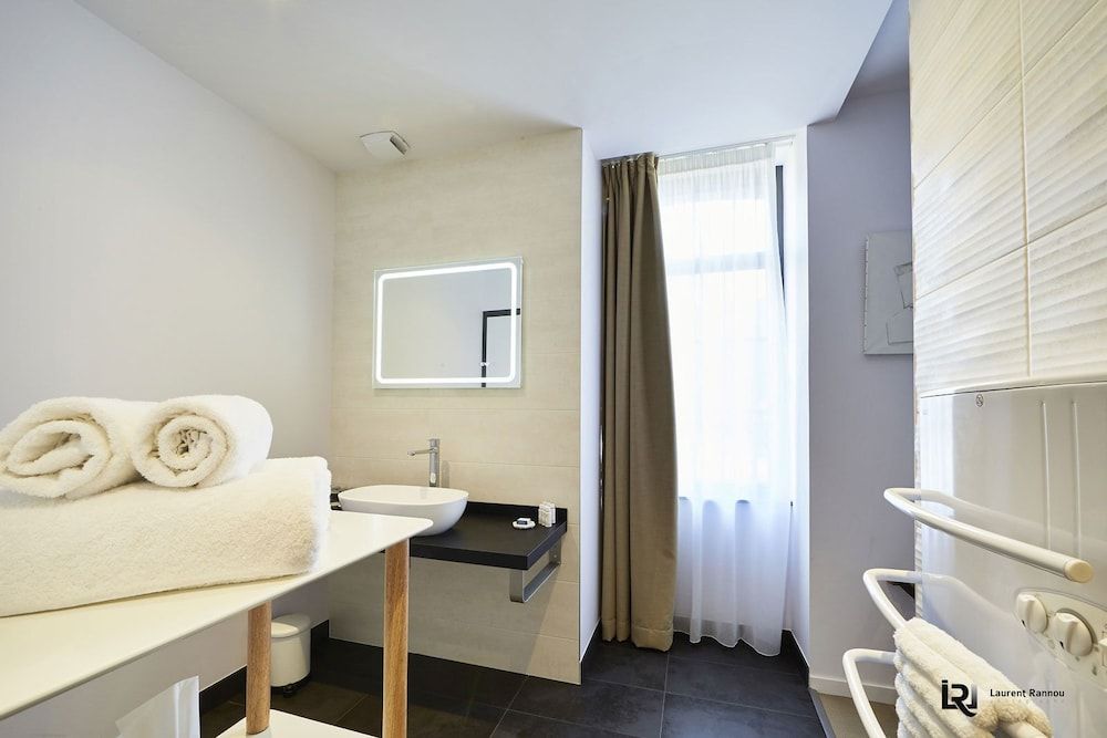 Le Manoir de Kerbot Comfort Double or Twin Room 7