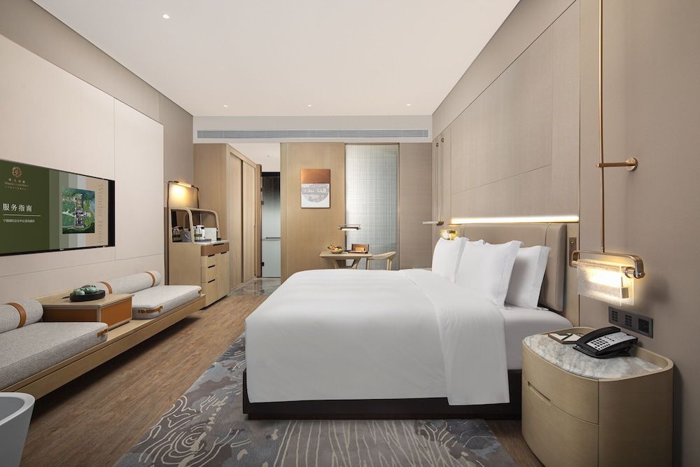 Deluxe Lake View King Room
