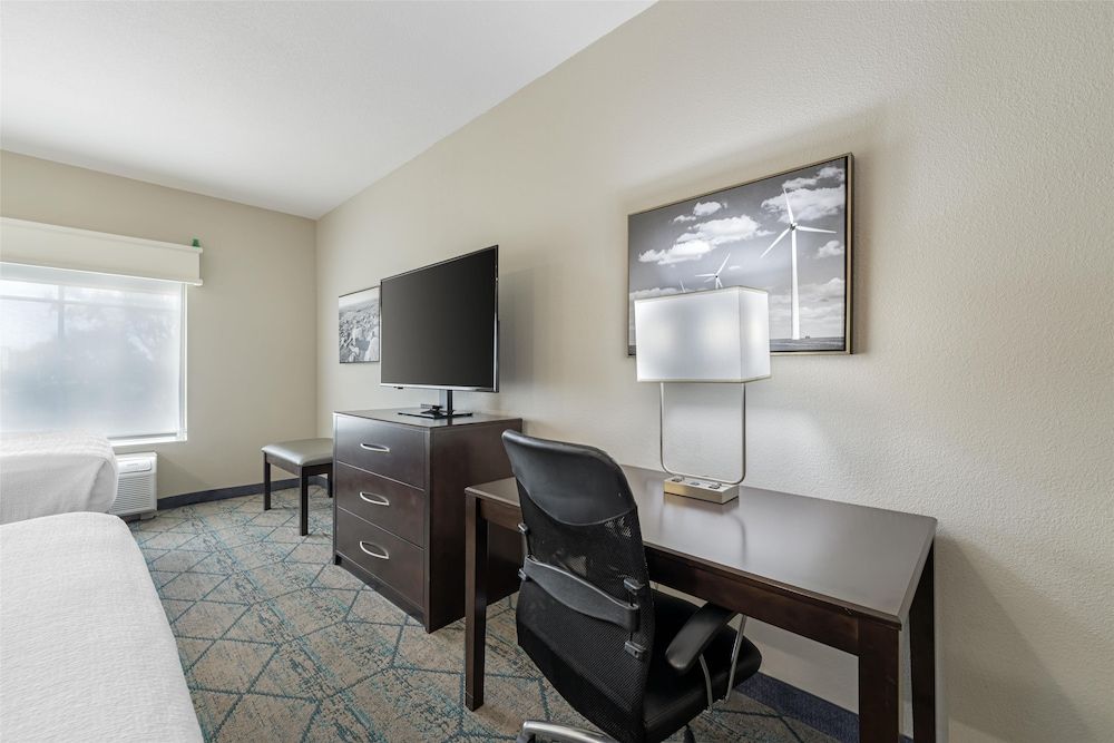 Best Western Plus McPherson Suite, 2 Queen Beds, Refrigerator & Microwave (with Sofabed) 4