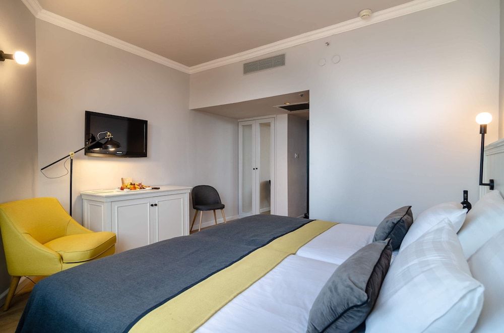 Royal Plaza Hotel Classic Double or Twin Room (Lake Side View) 3