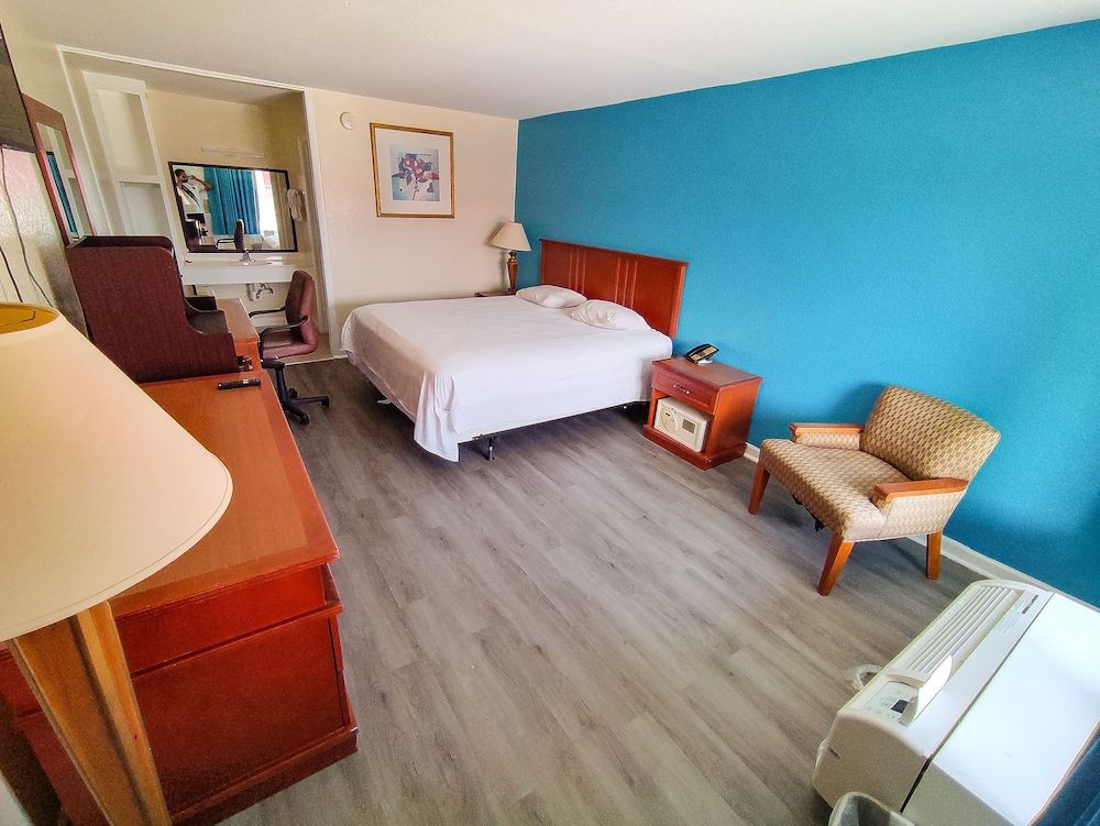 Traditional Room, 1 Queen Bed, Smoking, Refrigerator & Microwave
