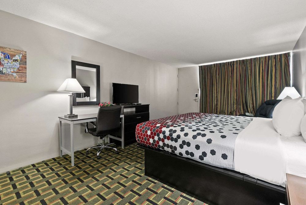 Econo Lodge Standard Room, 1 King Bed, Smoking 2