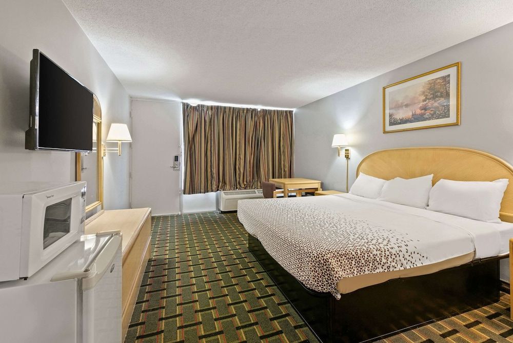 Econo Lodge Room, 1 King Bed, Accessible, Non Smoking 4