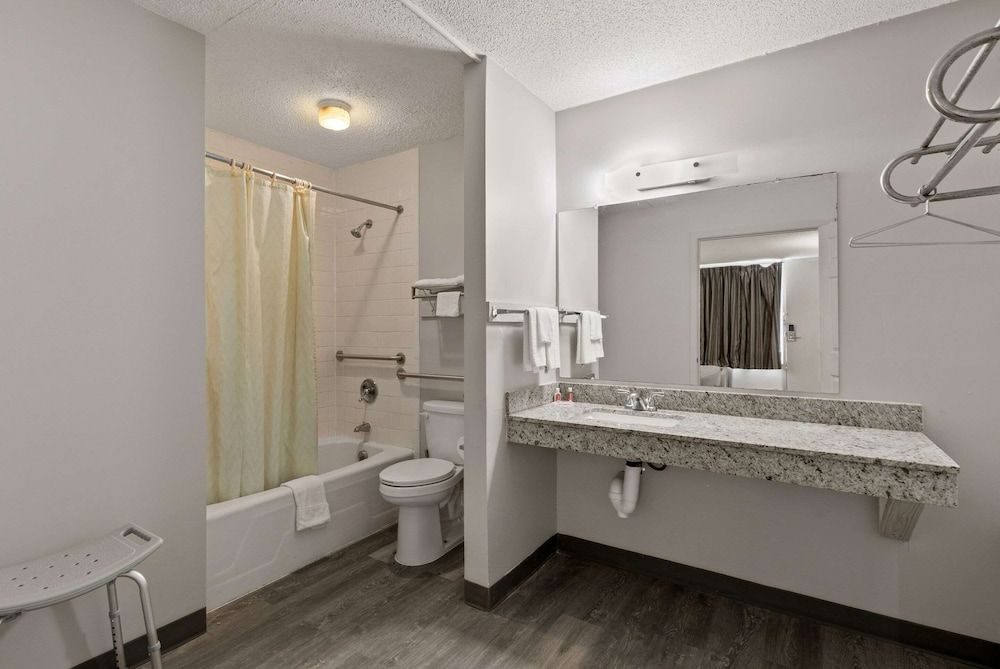 Econo Lodge Room, 1 King Bed, Accessible, Non Smoking 6