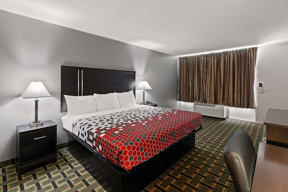 Econo Lodge Standard Room, 1 King Bed, Non Smoking 3