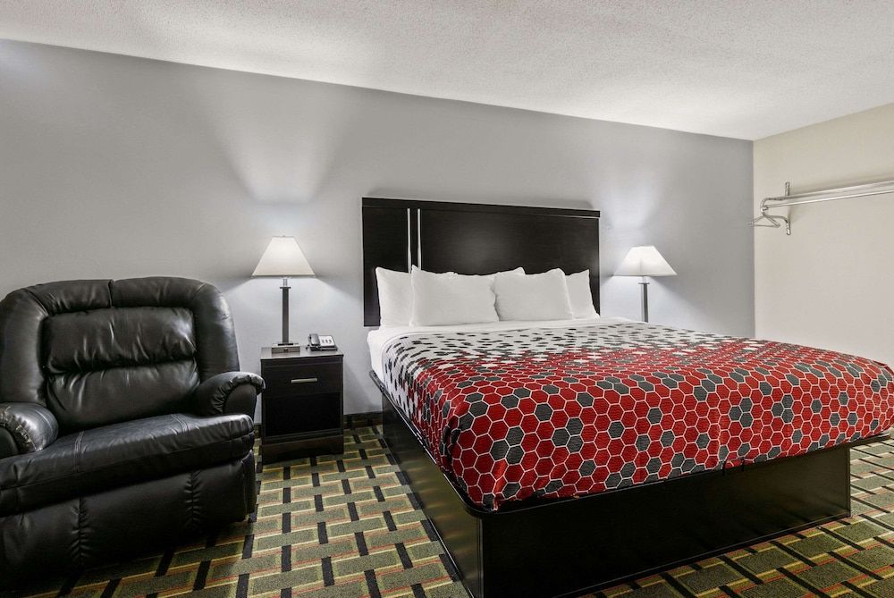 Econo Lodge Standard Room, 1 King Bed, Smoking 4