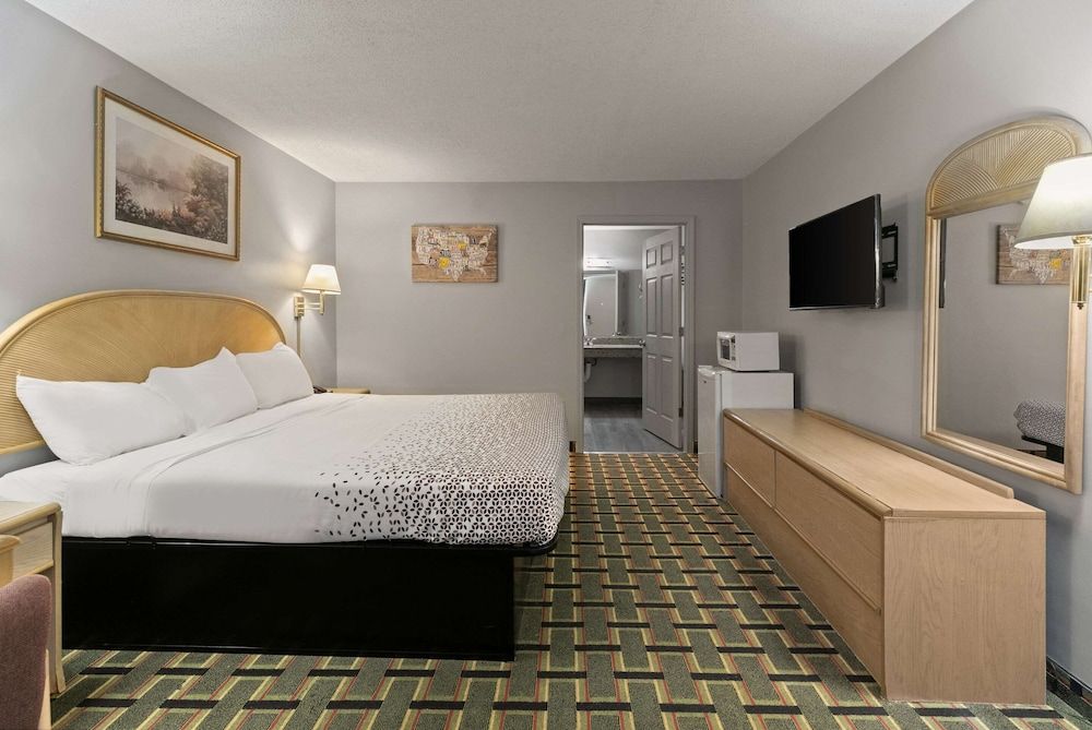 Econo Lodge Room, 1 King Bed, Accessible, Non Smoking 2