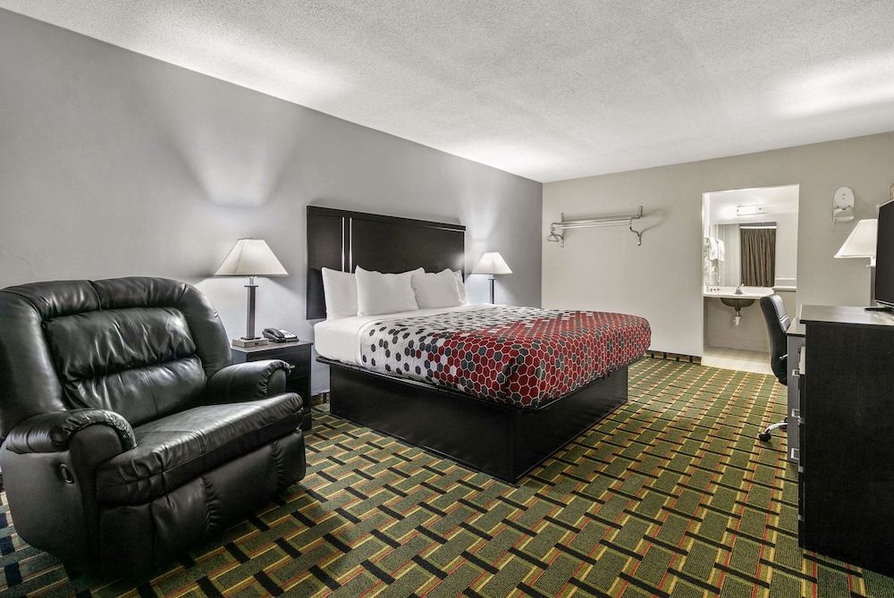 Econo Lodge Standard Room, 1 King Bed, Smoking 3