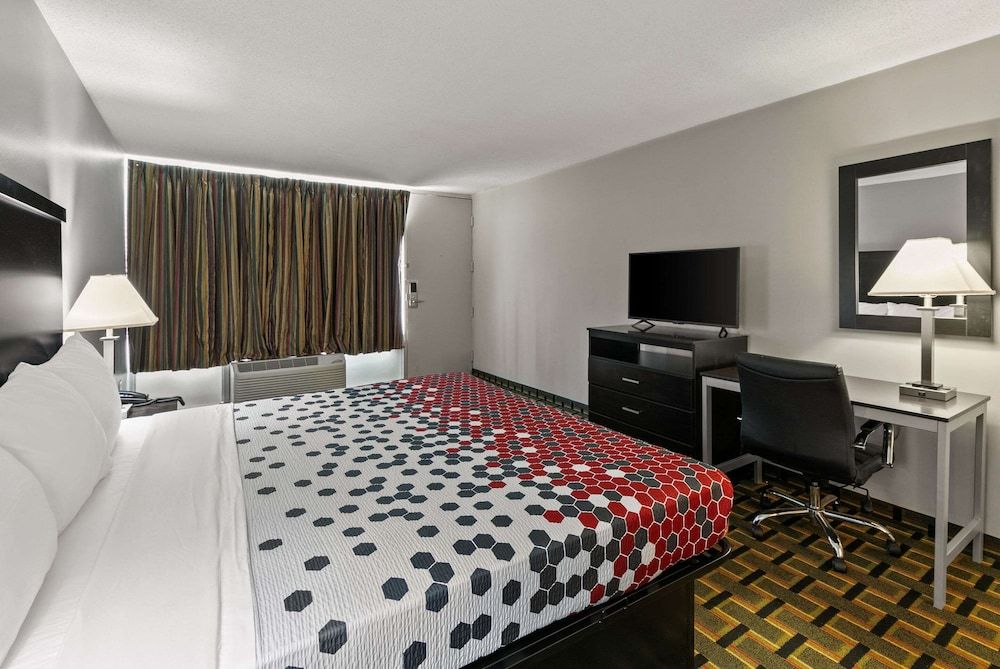 Econo Lodge Standard Room, 1 King Bed, Non Smoking 4