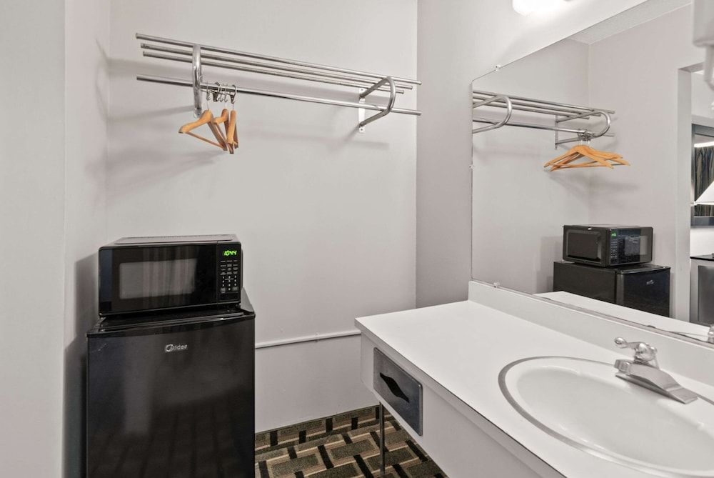 Econo Lodge Standard Room, 1 King Bed, Non Smoking 6