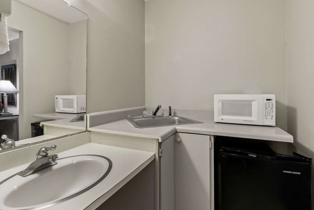 Econo Lodge Standard Room, 1 King Bed, Smoking 6