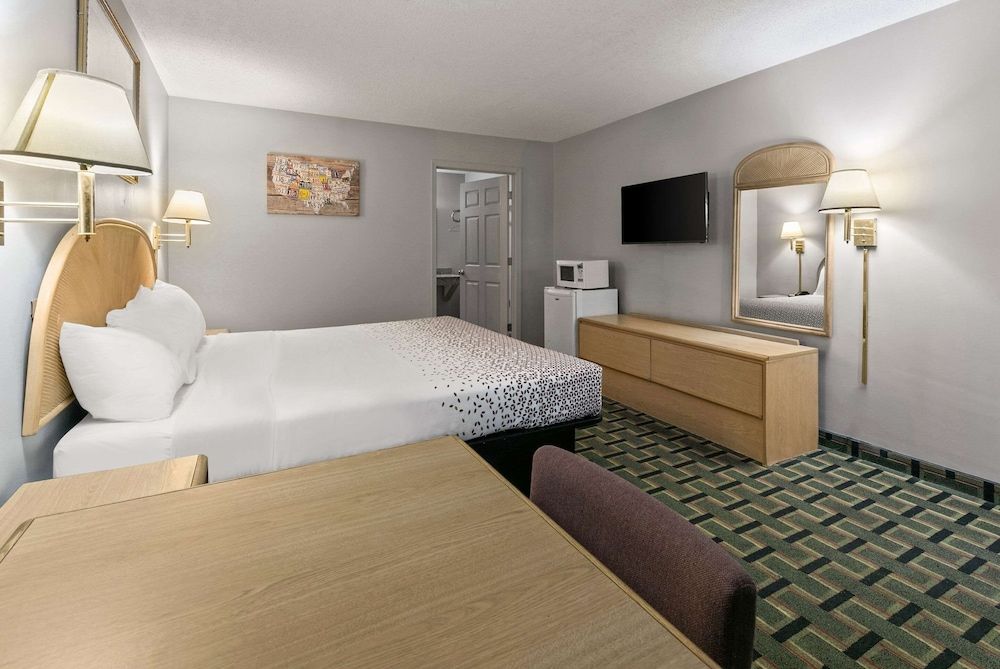 Econo Lodge Room, 1 King Bed, Accessible, Non Smoking