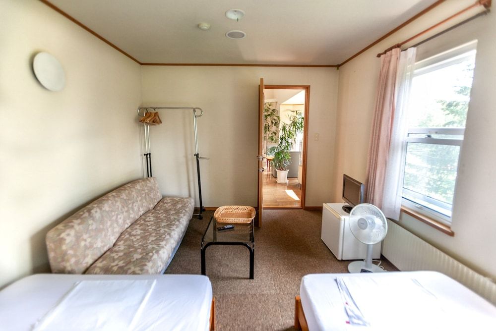 The Niseko Ski Lodge - Higashiyama Classic Triple Room, Shared Bathroom 7
