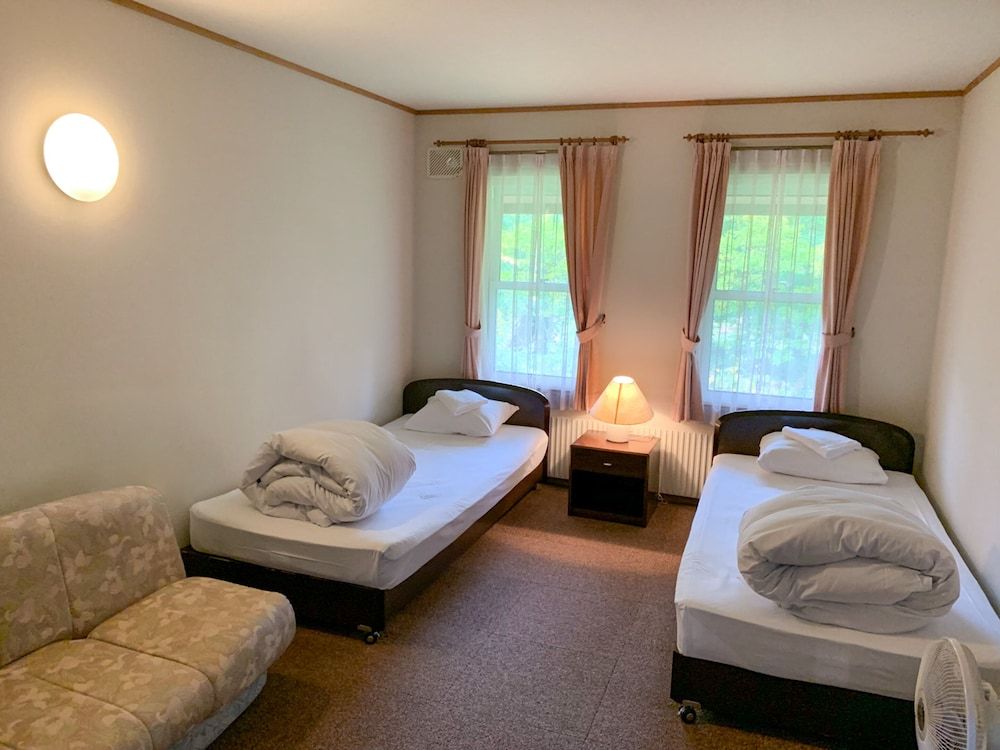 The Niseko Ski Lodge - Higashiyama Classic Triple Room, Shared Bathroom 2
