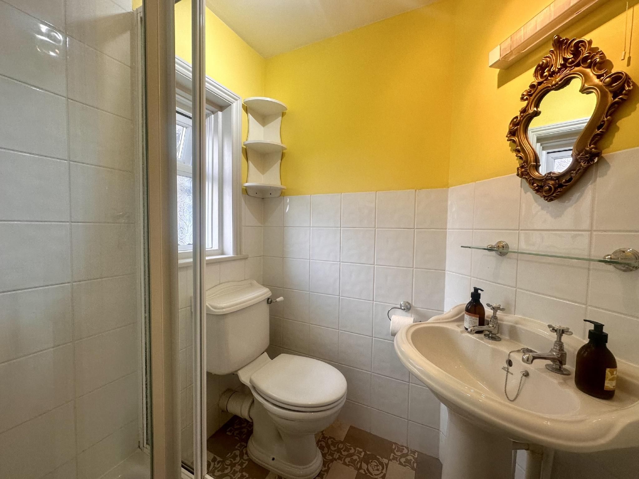 Albert & Victoria Guest house Single room-Ensuite-Bertie Room 3