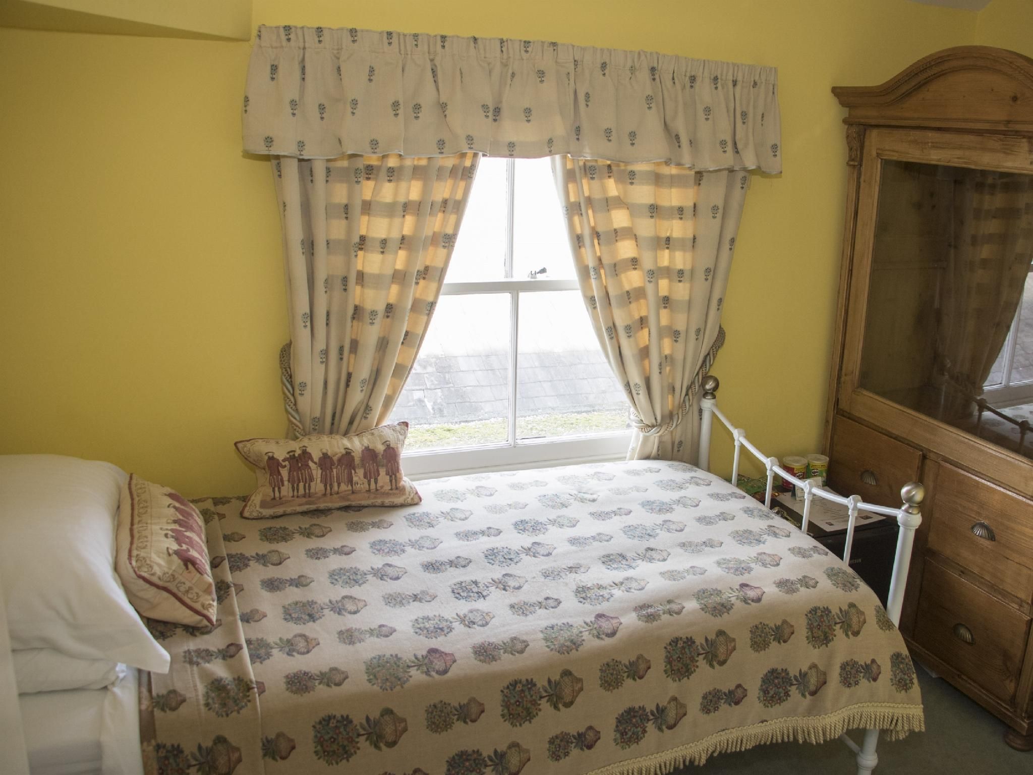 Albert & Victoria Guest house Single room-Ensuite-Bertie Room