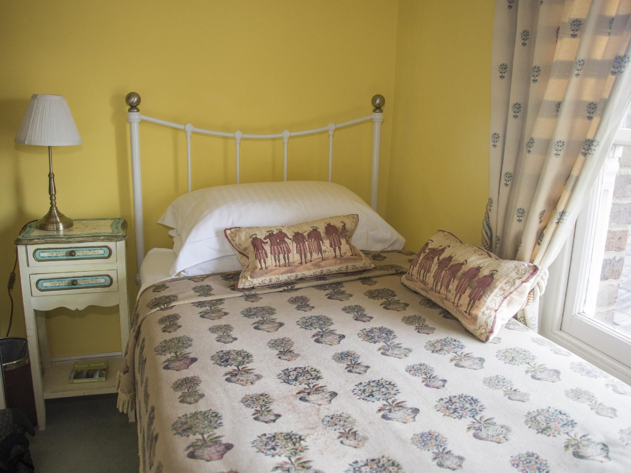 Albert & Victoria Guest house Single room-Ensuite-Bertie Room 2