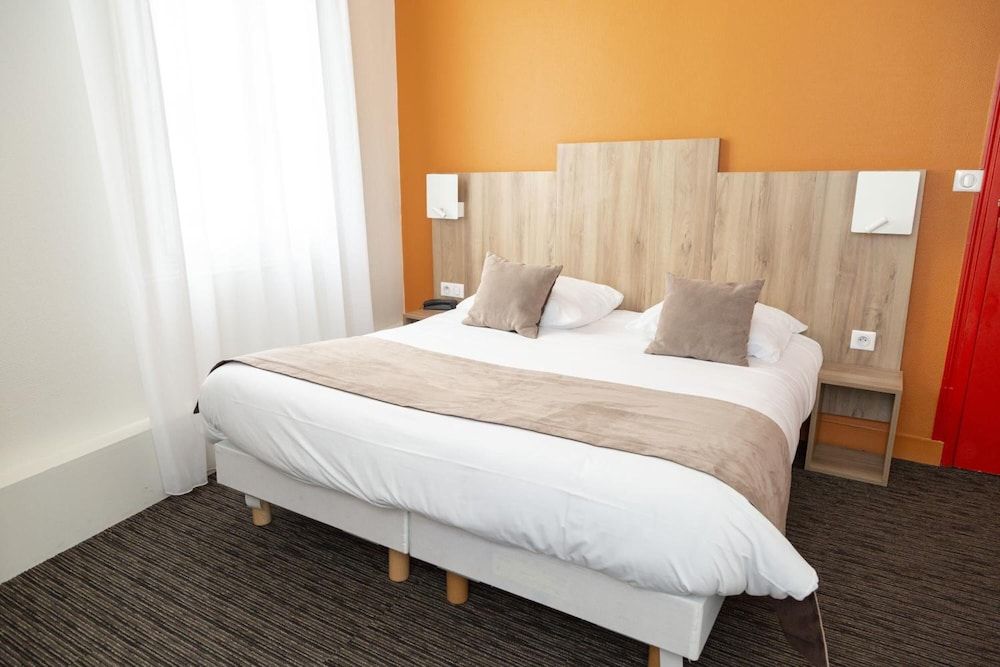 Logis Hotel Restaurant Maison Voltaire Classic Double Room 9