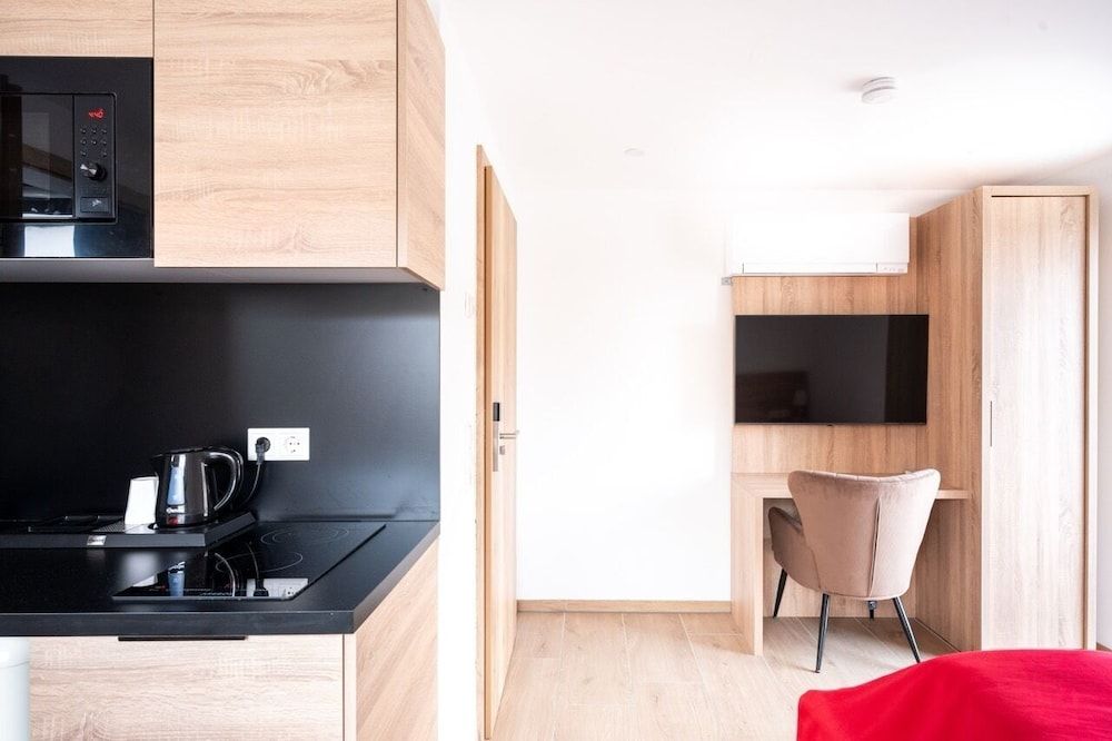 B&S Hotel Comfort Studio, 1 Large Twin Bed, Non Smoking, Balcony 4