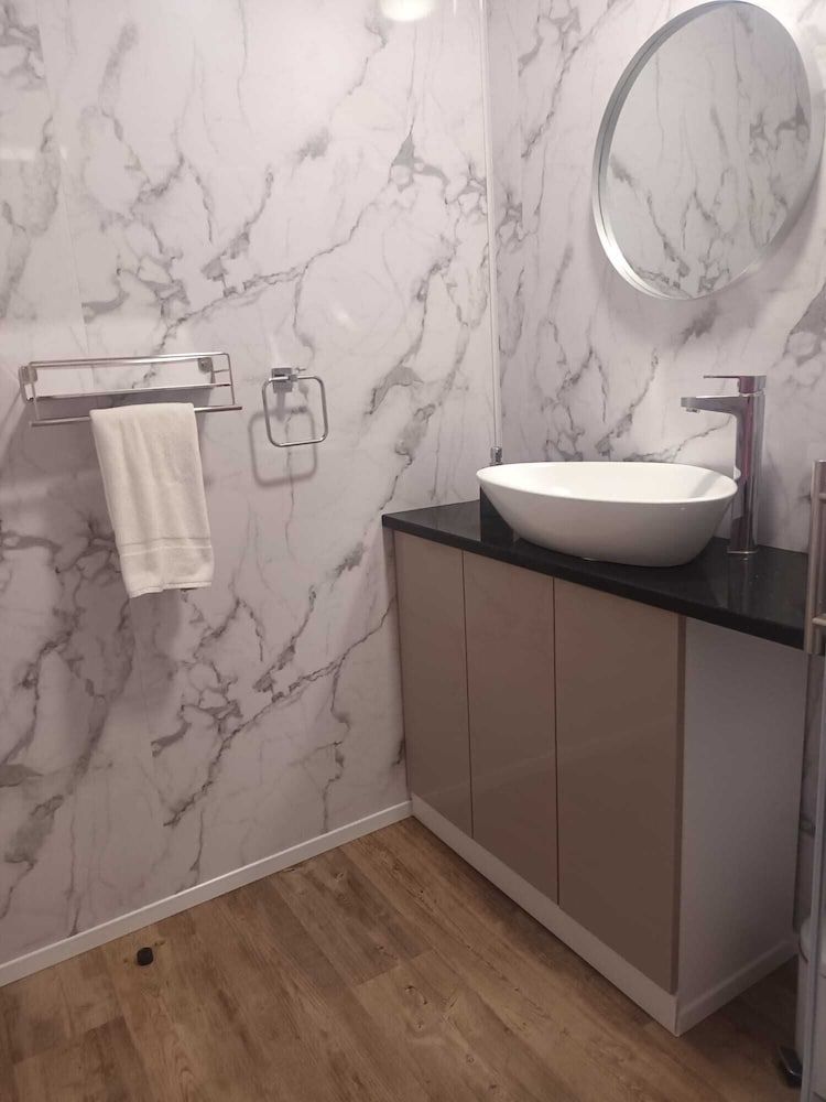 The Renishaw Twin Room 4