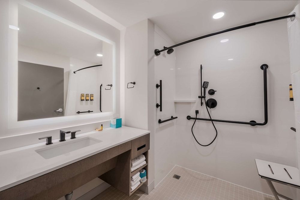 Best Western Plus Parry Sound Standard Room, 2 Queen Beds, Accessible, Refrigerator & Microwave 3