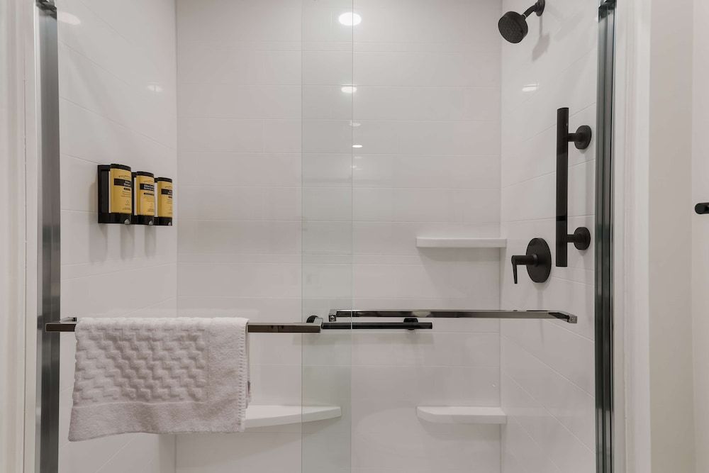 Best Western Plus Parry Sound Standard Room, 1 King Bed, Non Smoking, Refrigerator & Microwave 3