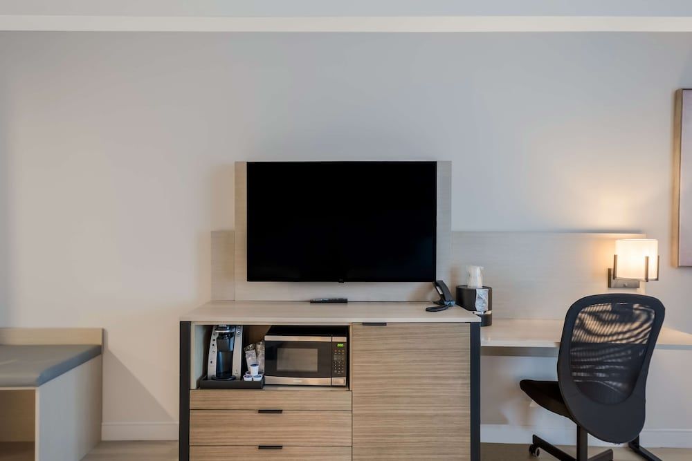 Best Western Plus Parry Sound Standard Room, 2 Queen Beds, Accessible, Refrigerator & Microwave 4