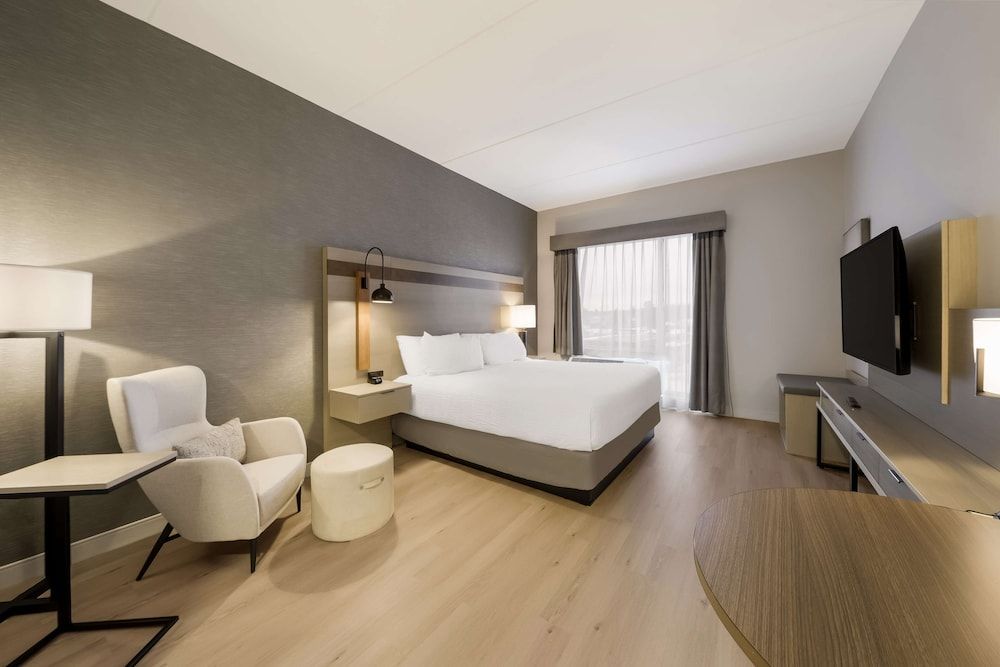 Best Western Plus Parry Sound Standard Room, 1 King Bed, Non Smoking, Refrigerator & Microwave