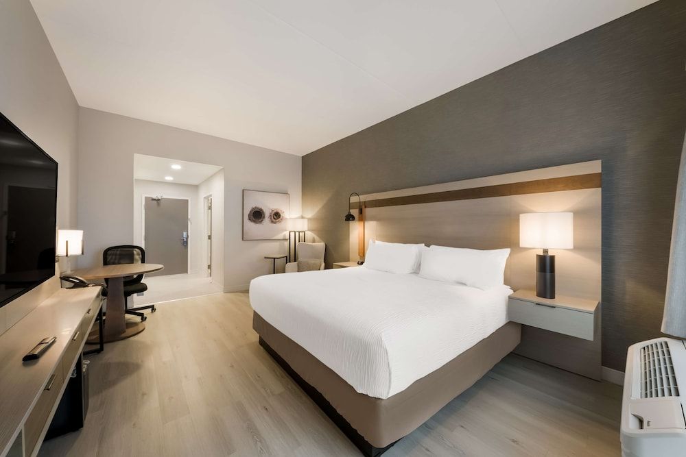 Best Western Plus Parry Sound Standard Room, 1 King Bed, Non Smoking, Refrigerator & Microwave 2