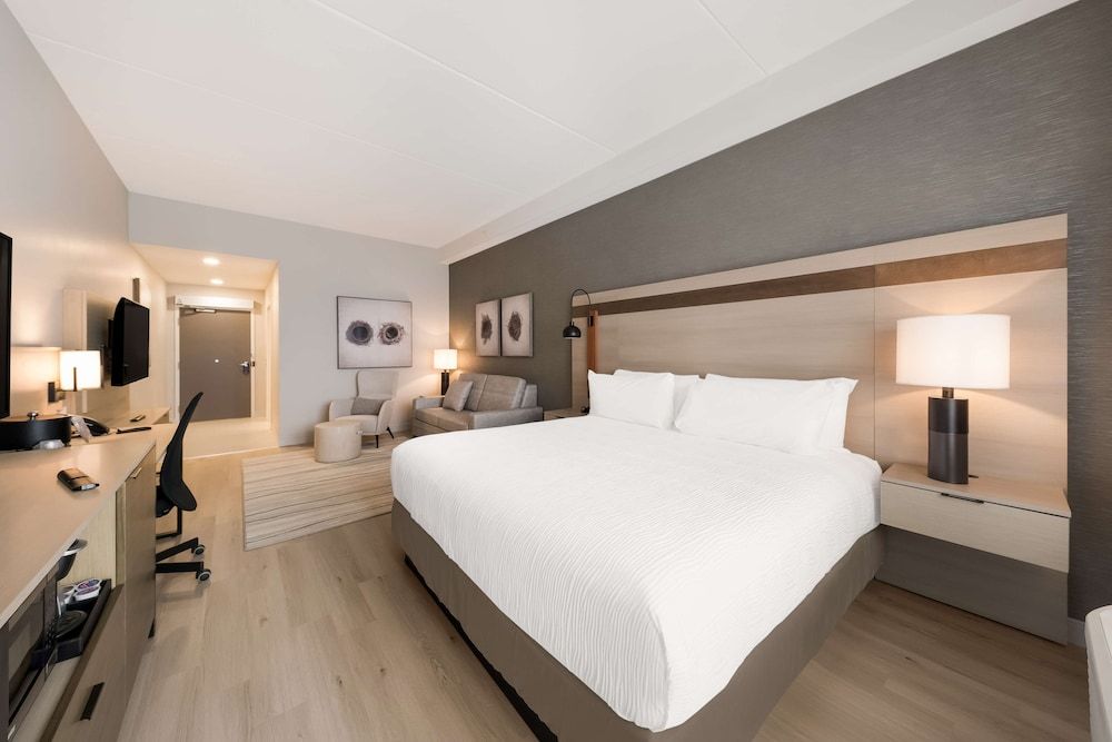 Best Western Plus Parry Sound Suite, 1 King Bed, Accessible, Refrigerator & Microwave (with Sofabed) 2