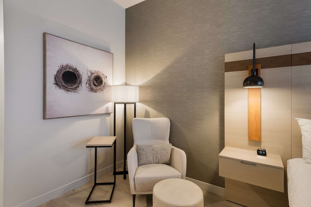 Best Western Plus Parry Sound Standard Room, 1 King Bed, Non Smoking, Refrigerator & Microwave 4