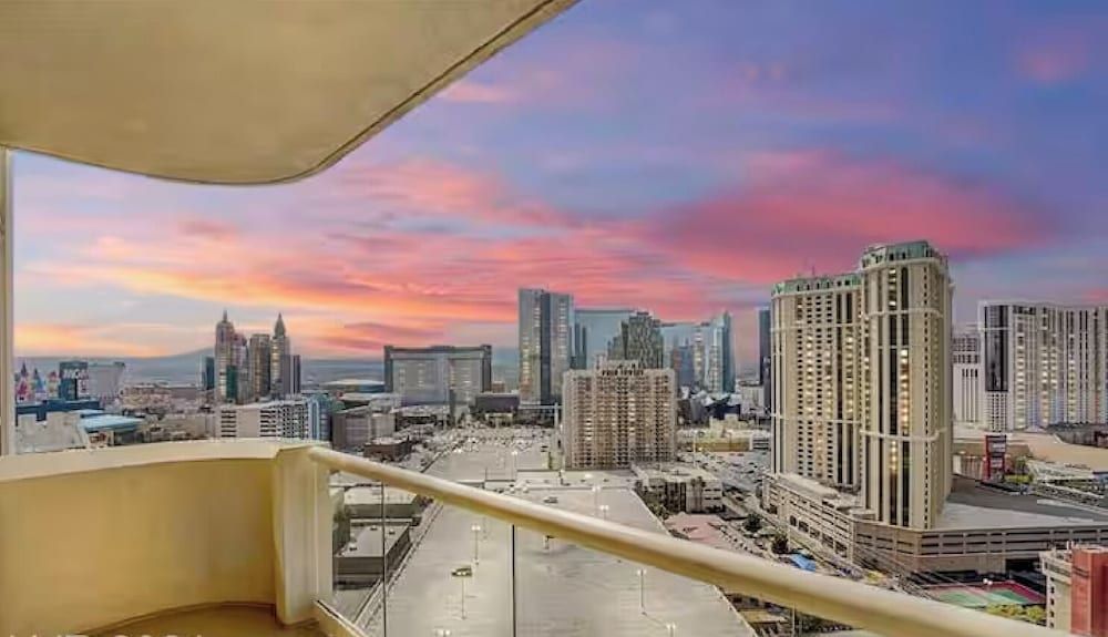 Deluxe Suite, 1 King Bed with Sofa bed, 2 Bathrooms, City View