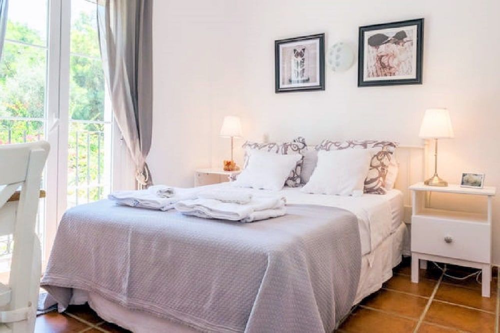 Single Room, Shared Bathroom