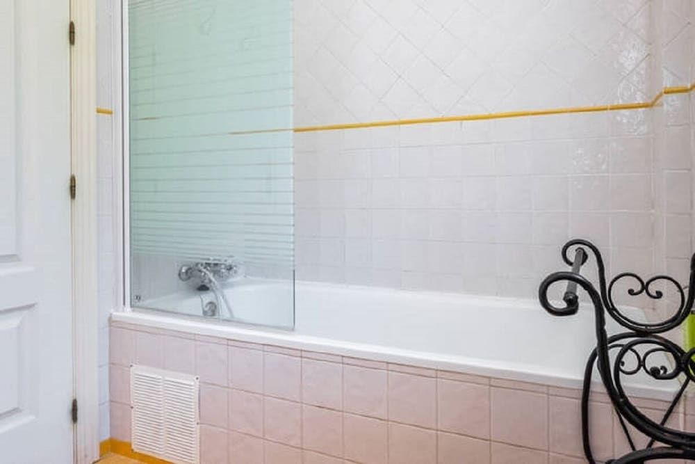 Single Room, Shared Bathroom