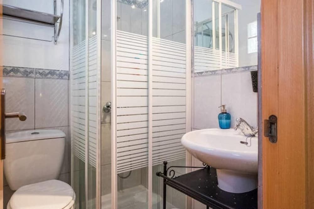 Basic Single Room, Private Bathroom, Garden View