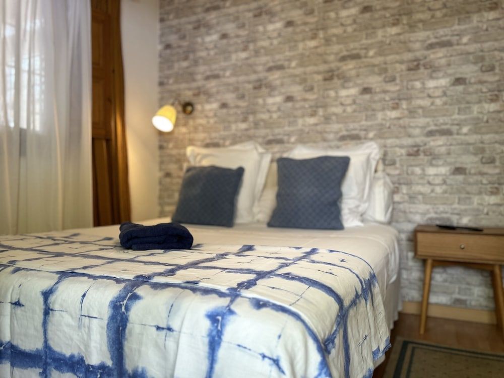 Basic Single Room, Private Bathroom, Garden View