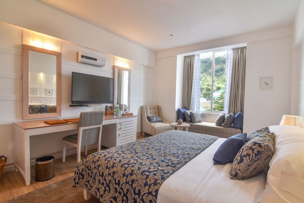 The Lynden Grove Hotel Deluxe Suite, Double Bed 2