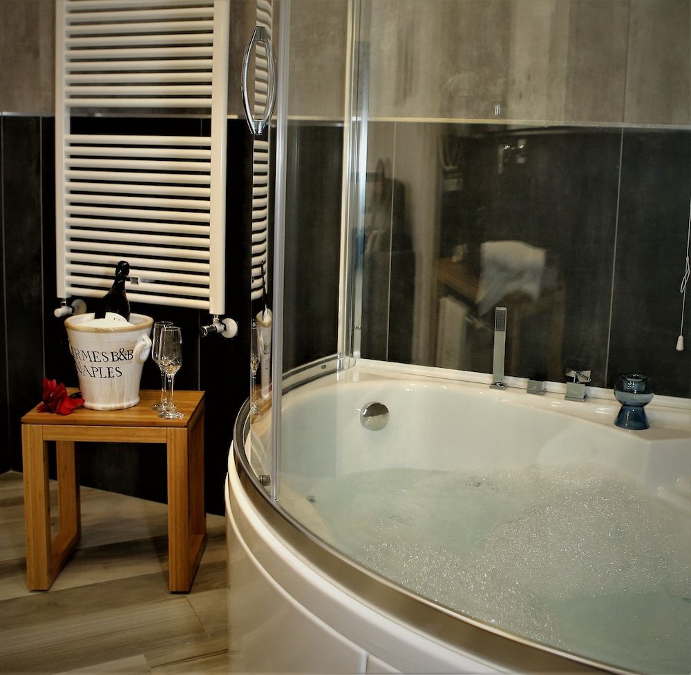 Hermes Rooms for tourists Luxury Room, Multiple Beds, Hot Tub, City View 8